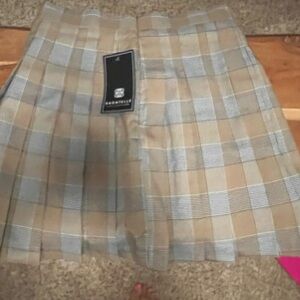 New with tags designer med skirt looks like Burberry but isn’t